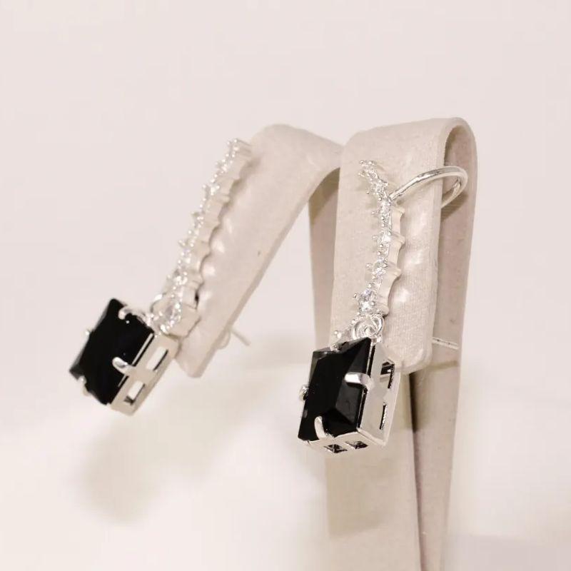 BRINCO EAR CUFF CRAVEJADO COM ZIRCÔNIAS CRISTAIS E PEDRA PRETA BANHO PRATA
