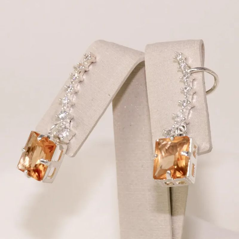 BRINCO EAR CUFF CRAVEJADO COM ZIRCÔNIAS CRISTAIS E PEDRA LARANJADA BANHO PRATA