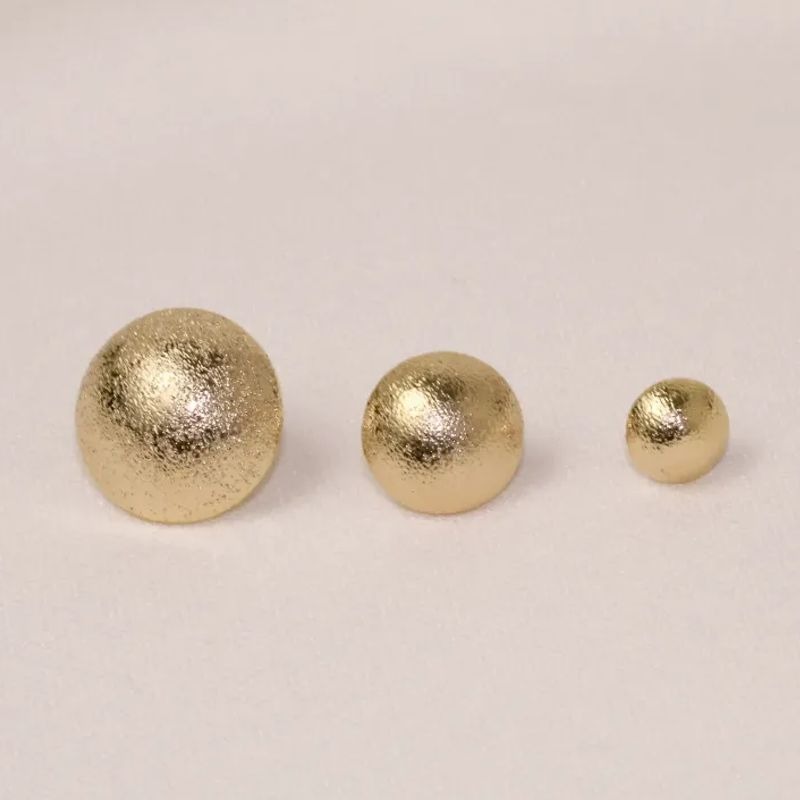 BRINCO MEIA BOLA FOSCA TRIO P BANHO OURO 18K