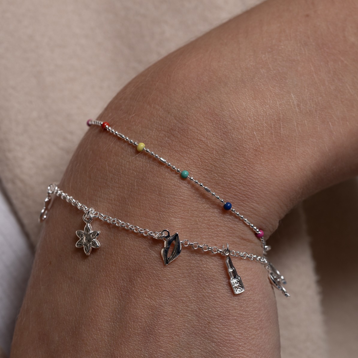 PULSEIRA COM PINGENTES DIVERSOS BANHO PRATA