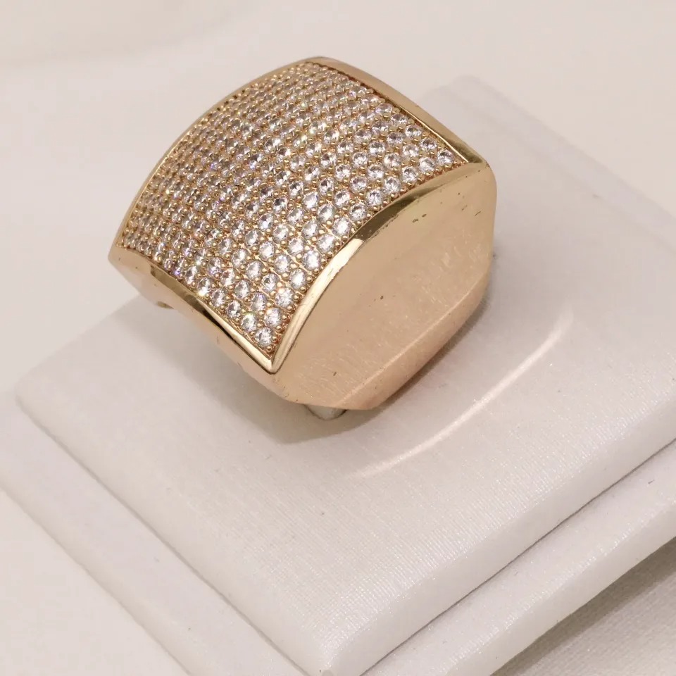 ANEL QUADRADO CRAVEJADO COM ZIRCÔNIAS CRISTAIS BANHO OURO 18K