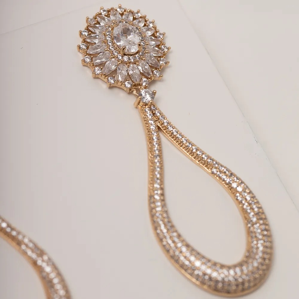 BRINCO FESTA FLOR CRAVEJADO BANHO OURO 18K
