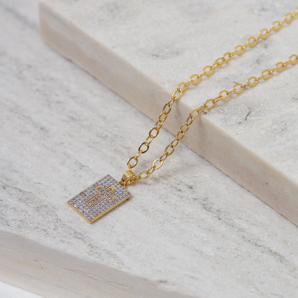 COLAR CRUZ PLAQUINHA CRAVEJADO COM ZIRCÔNIAS CRISTAIS BANHO OURO 18K