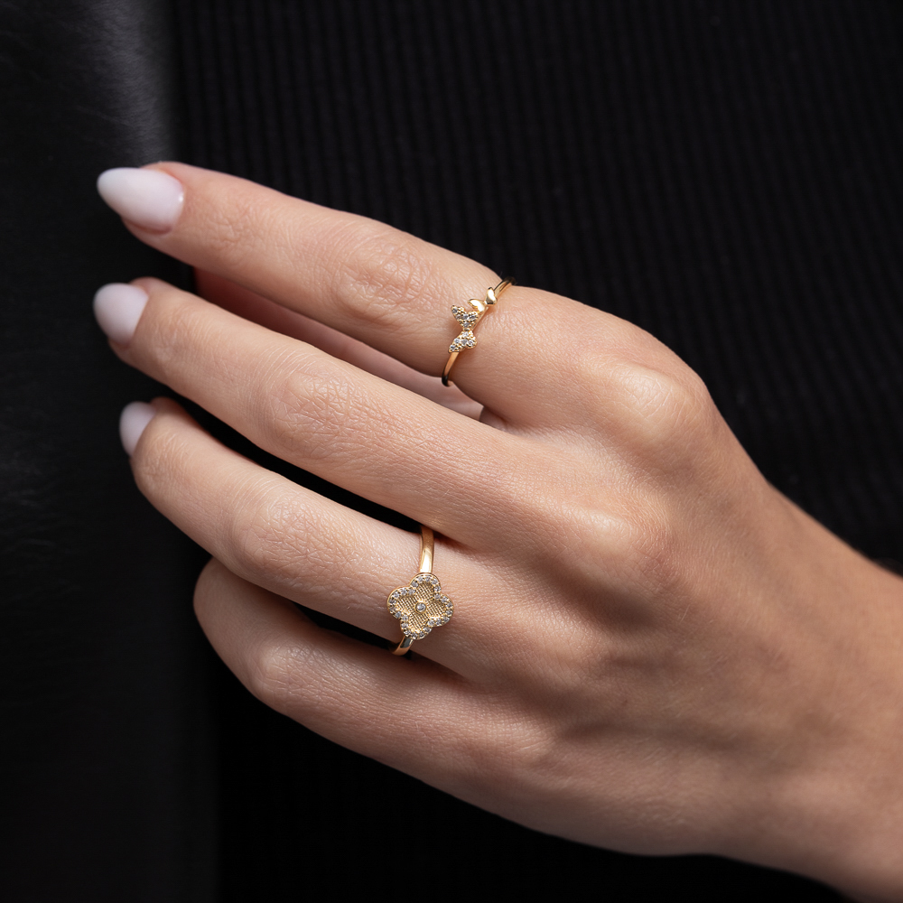 ANEL TREVO CRAVEJADO CRISTAL BANHO OURO 18K