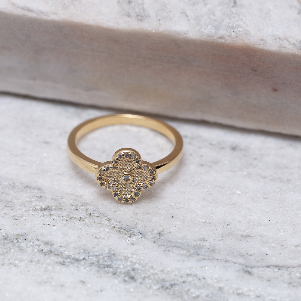 ANEL TREVO CRAVEJADO CRISTAL BANHO OURO 18K