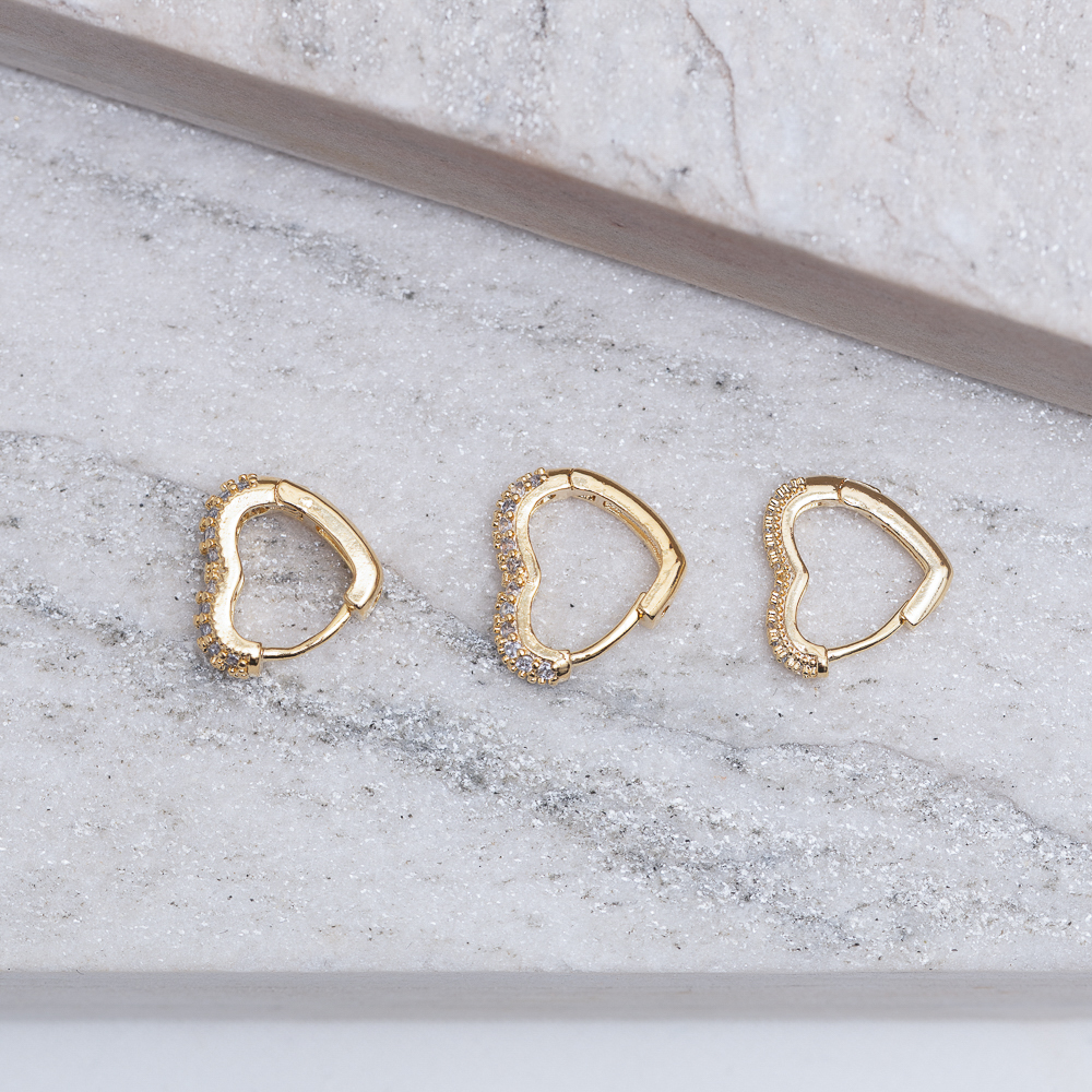 BRINCO ARGOLA CORAÇÃO 3 FILEIRAS CRAVEJADO BANHO OURO 18K