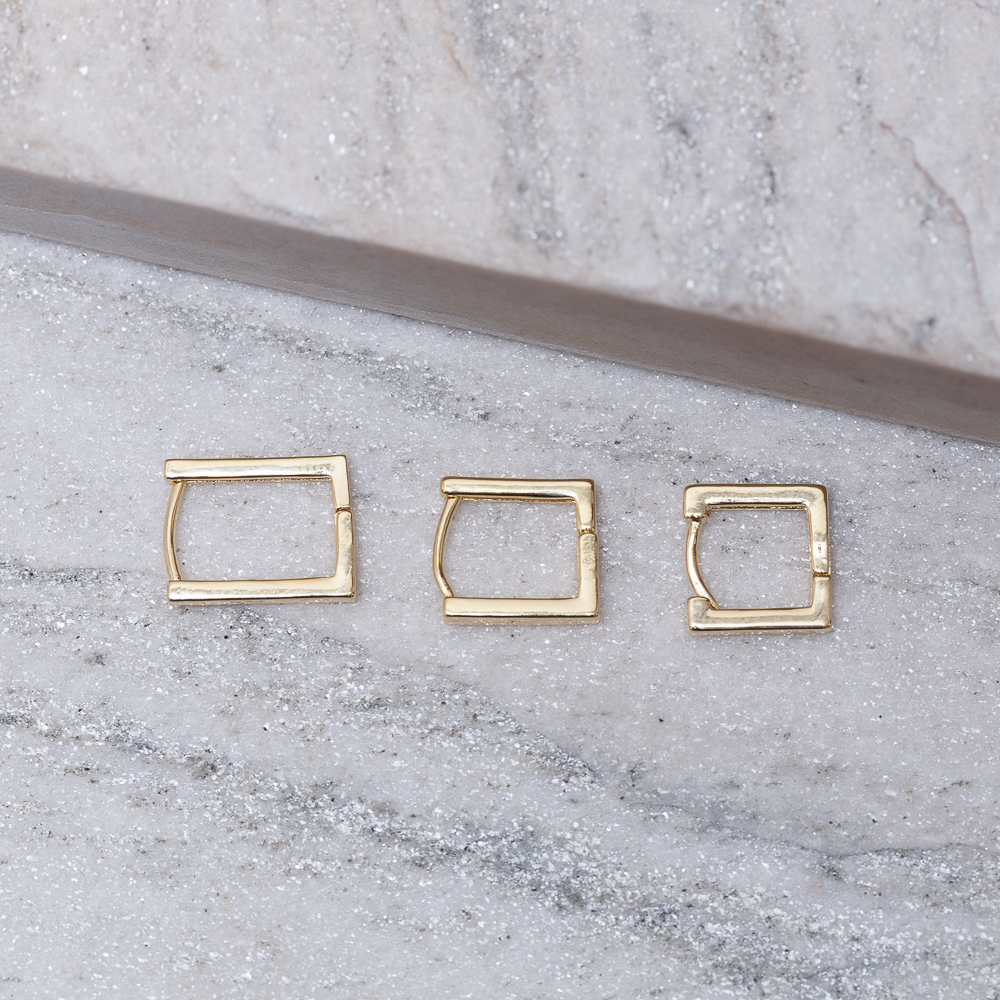 BRINCO ARGOLA G QUADRADA FINA BANHO OURO 18K