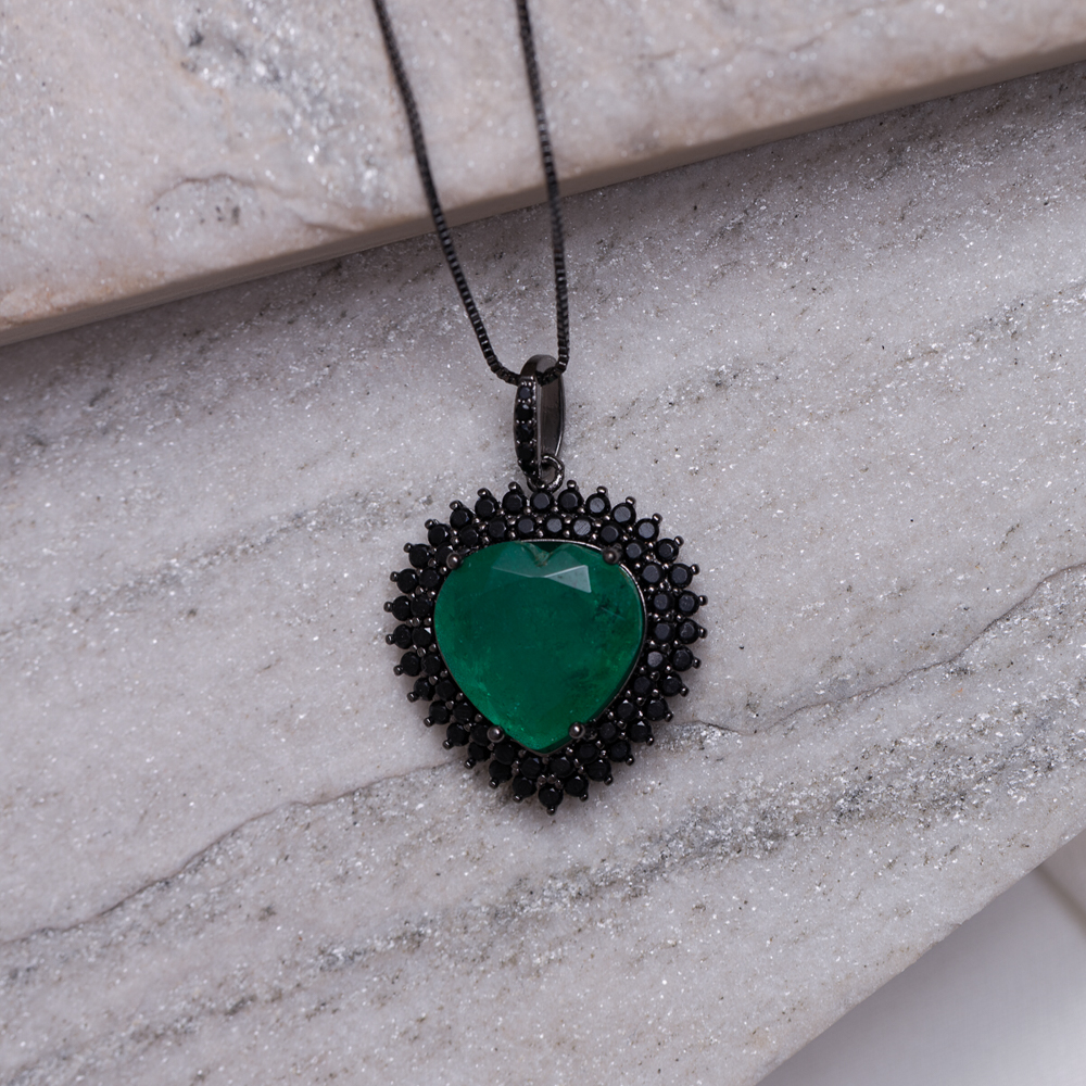 COLAR CORAÇÃO COM PEDRA VERDE BANDEIRA BANHO RÓDIO NEGRO