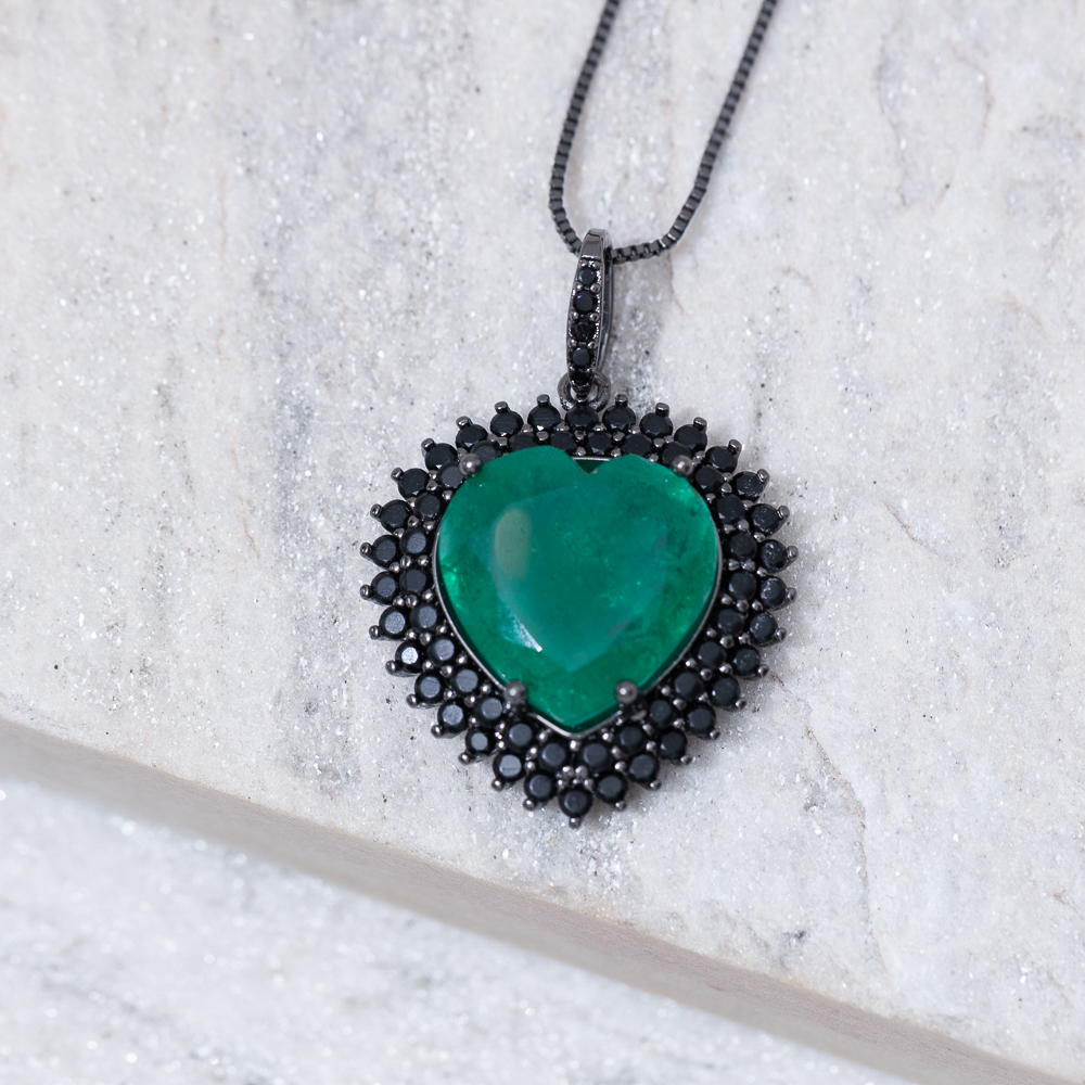 COLAR CORAÇÃO COM PEDRA VERDE BANDEIRA BANHO RÓDIO NEGRO