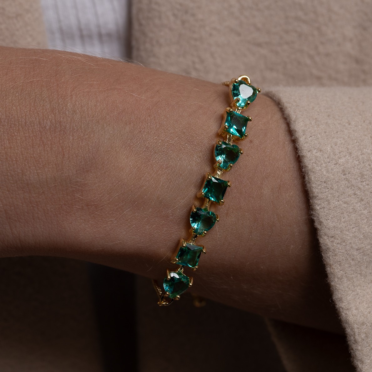 PULSEIRA CORAÇÃO COM PEDRAS VERDES FECHO GRAVATINHA BANHO OURO 18K