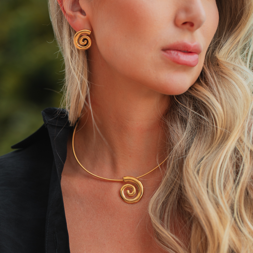 CONJUNTO COLAR MOLA COM PINGENTE CONCHA ESPIRAL BANHO OURO 18K
