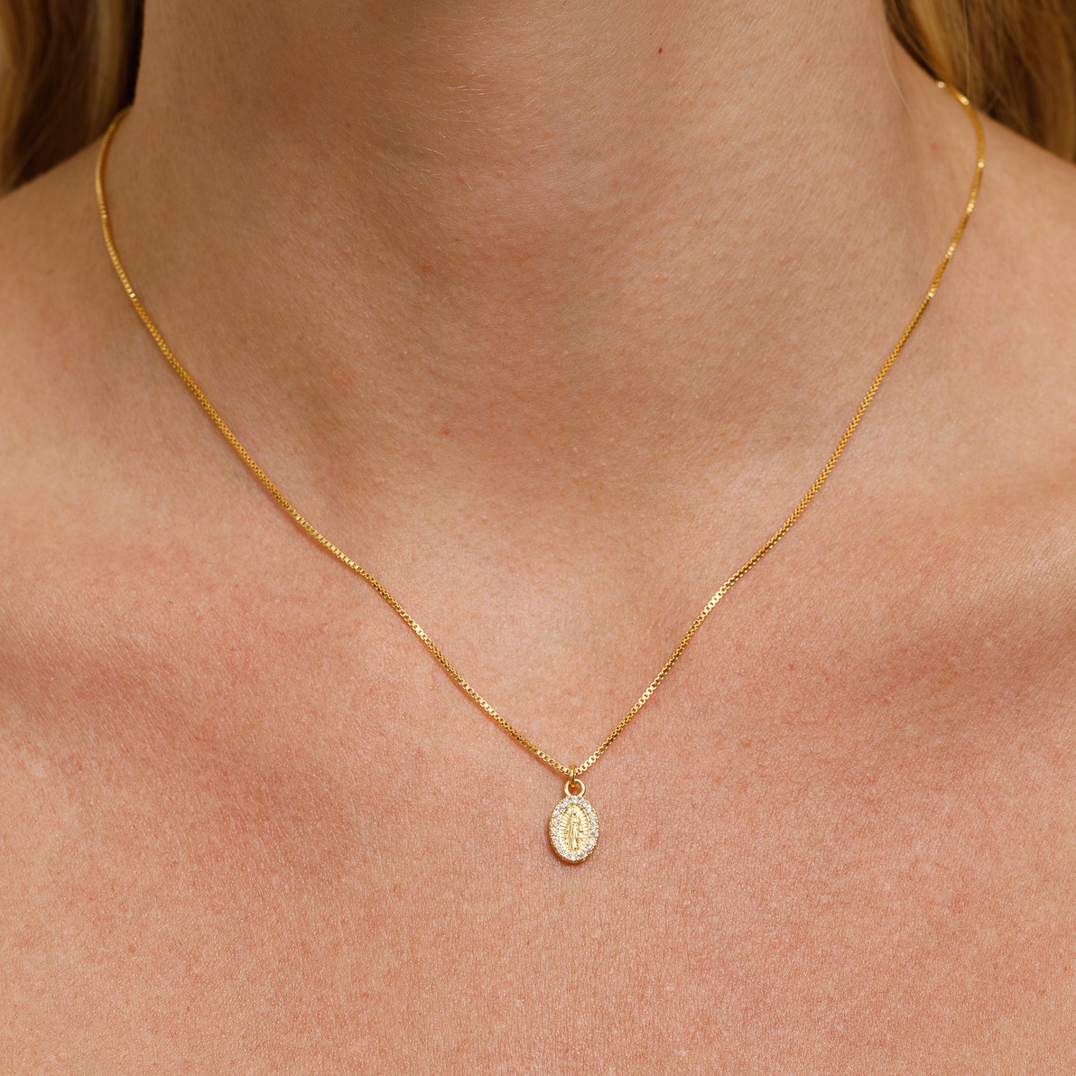 COLAR MEDALHA P NOSSA SENHORA CRISTAL BANHO OURO 18K
