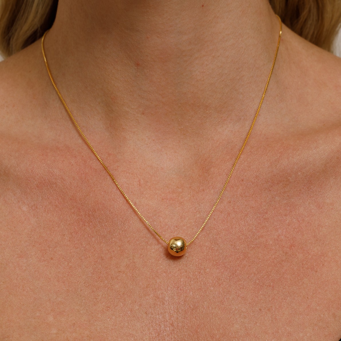 COLAR BOLA G LISA BANHO OURO 18K