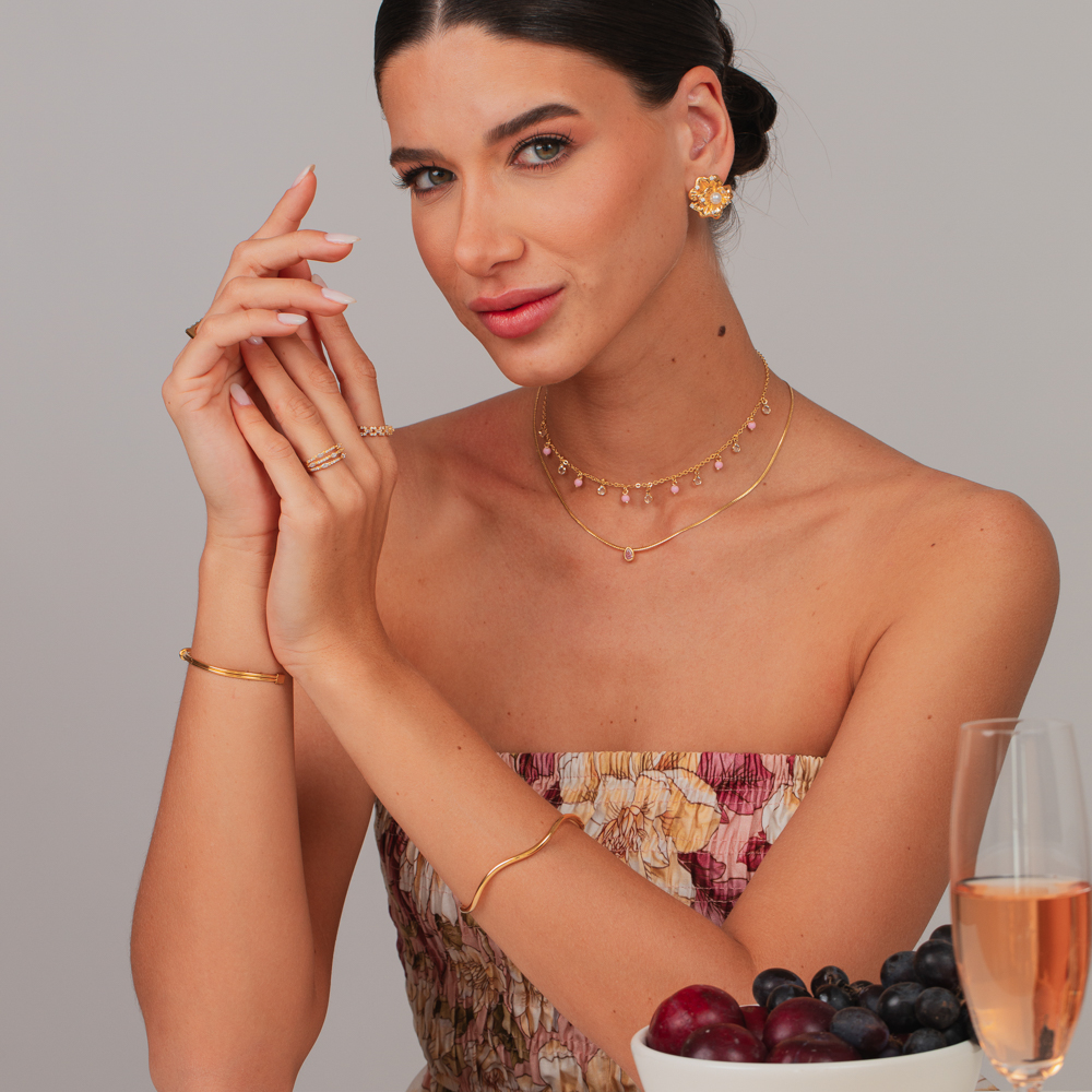 COLAR FITA COM GOTINHA ROSA CLARA BANHO OURO 18K