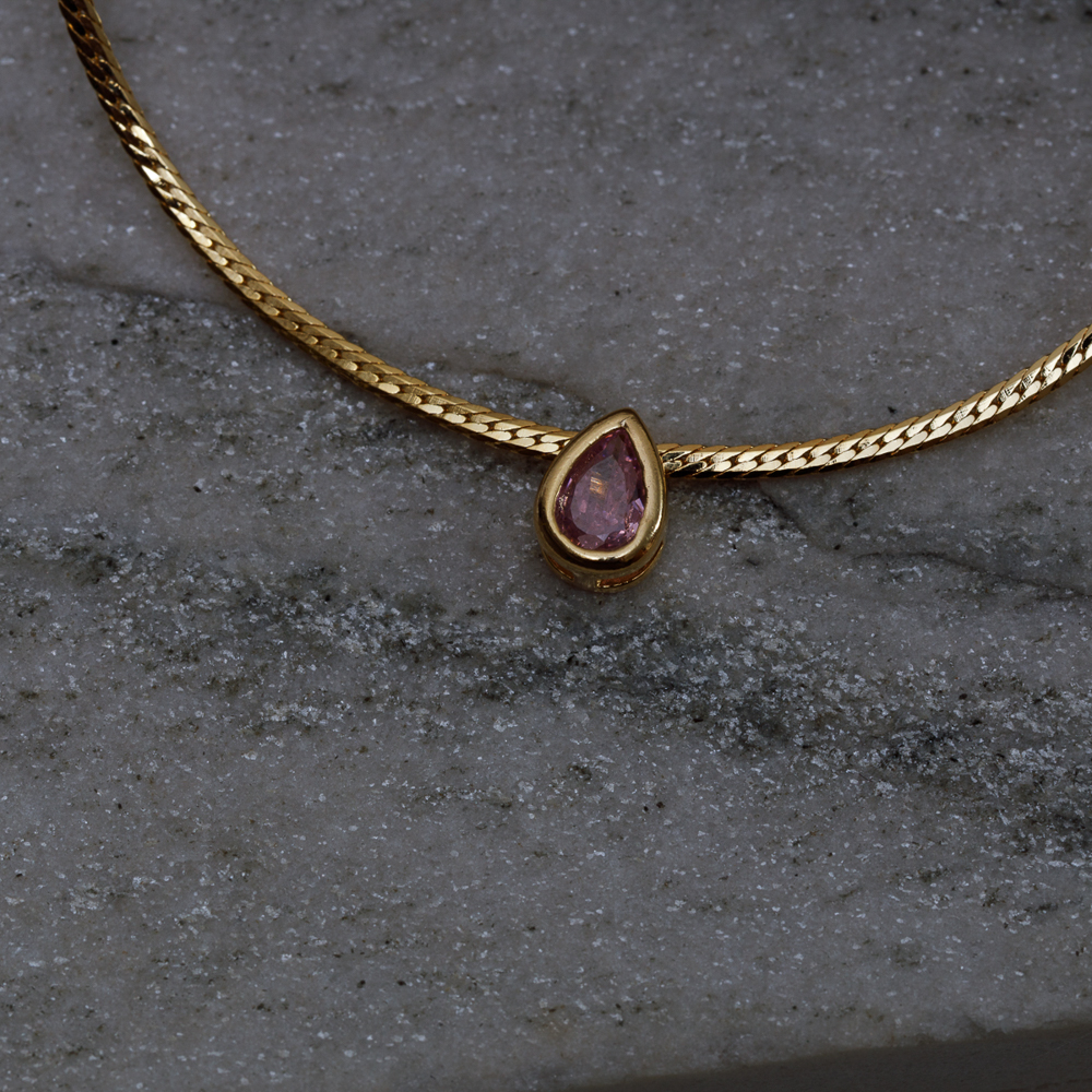 COLAR FITA COM GOTINHA ROSA CLARA BANHO OURO 18K