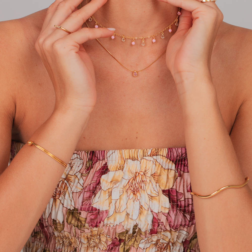 COLAR FITA COM GOTINHA ROSA CLARA BANHO OURO 18K