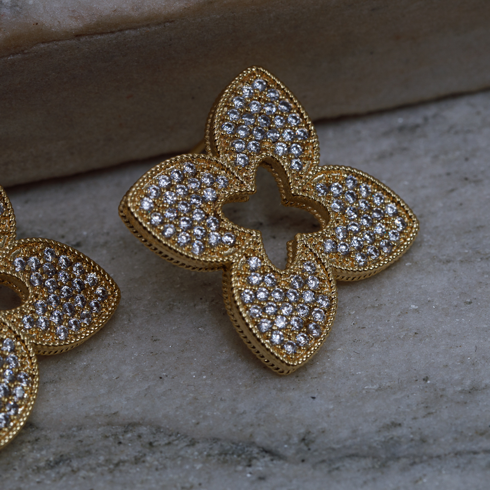 BRINCO FLOR DE LÓTUS CRAVEJADA BANHO OURO 18K