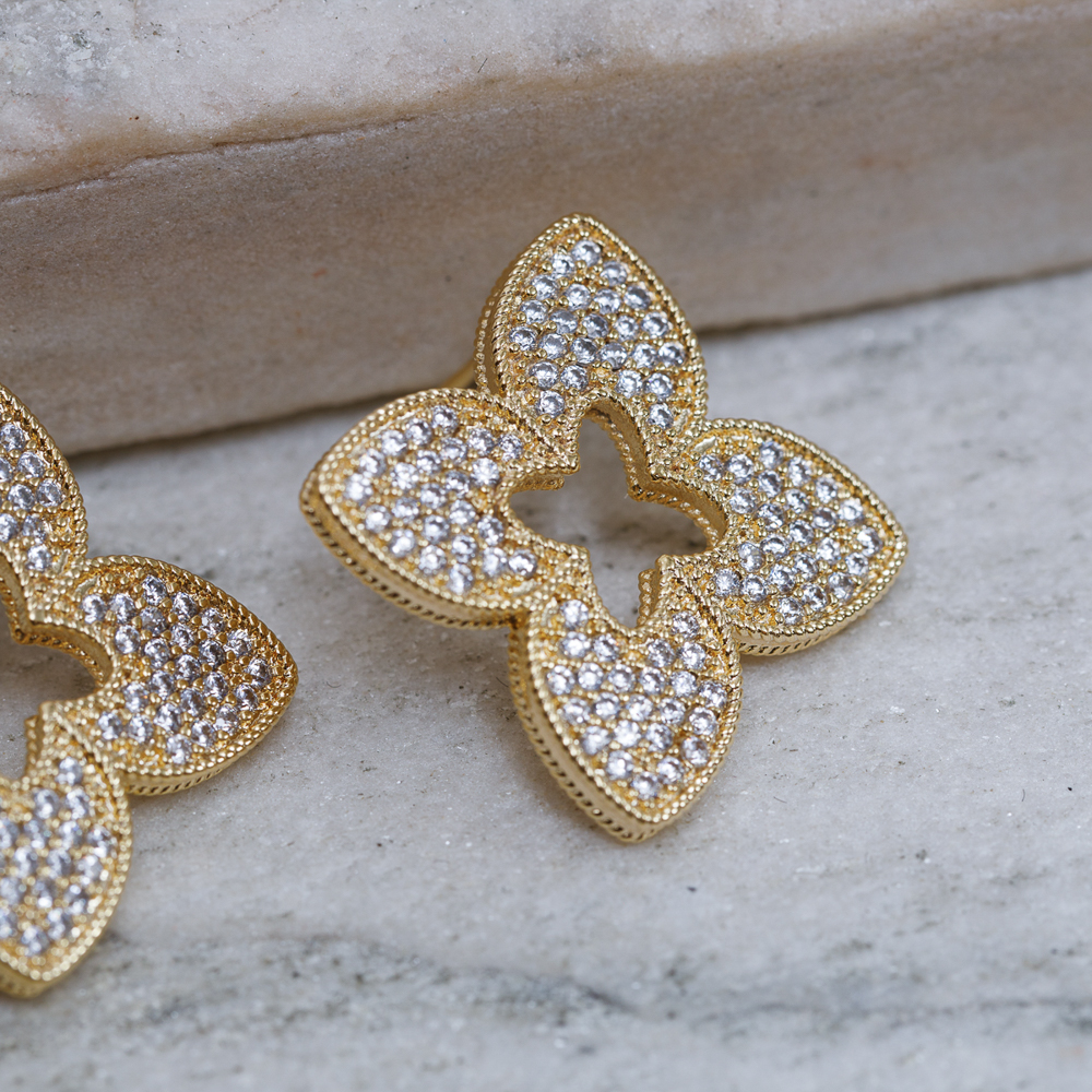 BRINCO FLOR DE LÓTUS CRAVEJADA BANHO OURO 18K