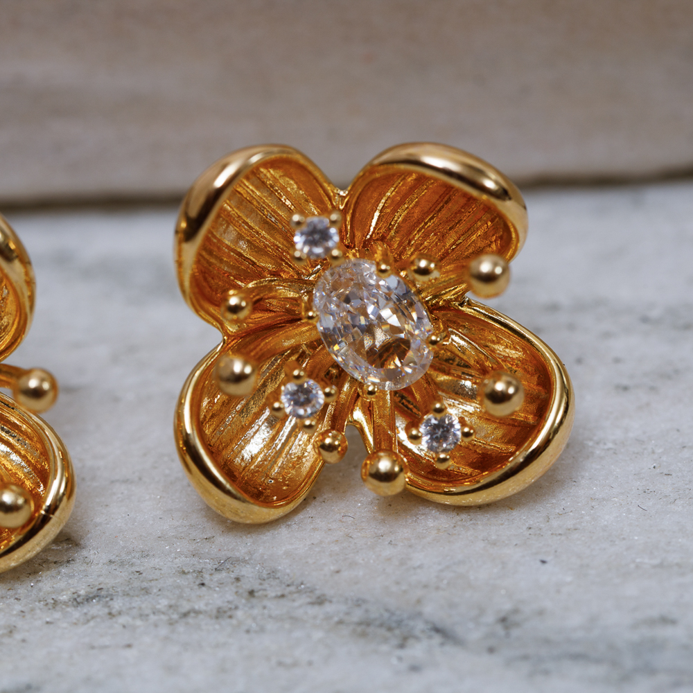 BRINCO FLOR DE JUNQUILHA BANHO OURO 18K