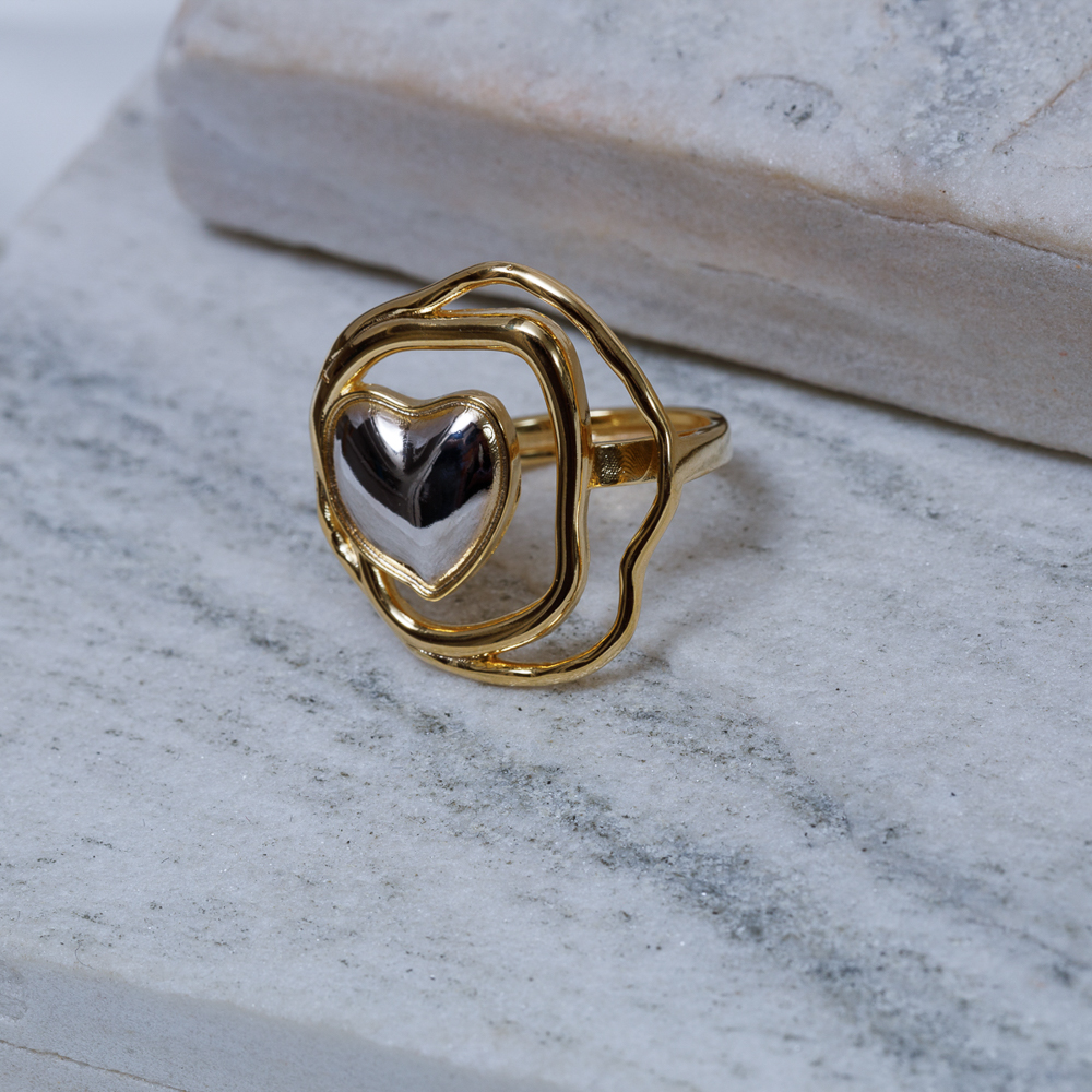 ANEL ORGÂNICO COM CORAÇÃO RÓDIO BRANCO BANHO OURO 18K