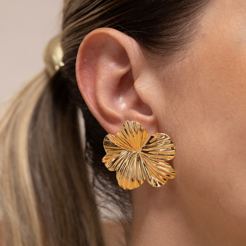 BRINCO FLOR PLISSADA BANHO OURO 18K
