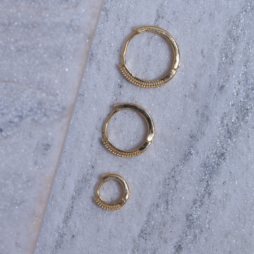 BRINCO ARGOLA P 1 FILEIRA CRAVEJADA BANHO OURO 18K