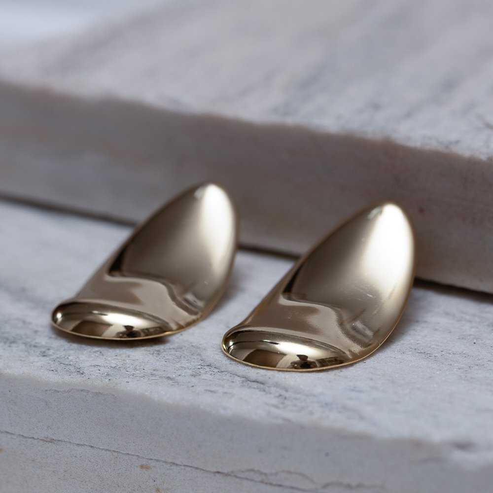 BRINCO ORGÂNICO LISO BANHO OURO 18K