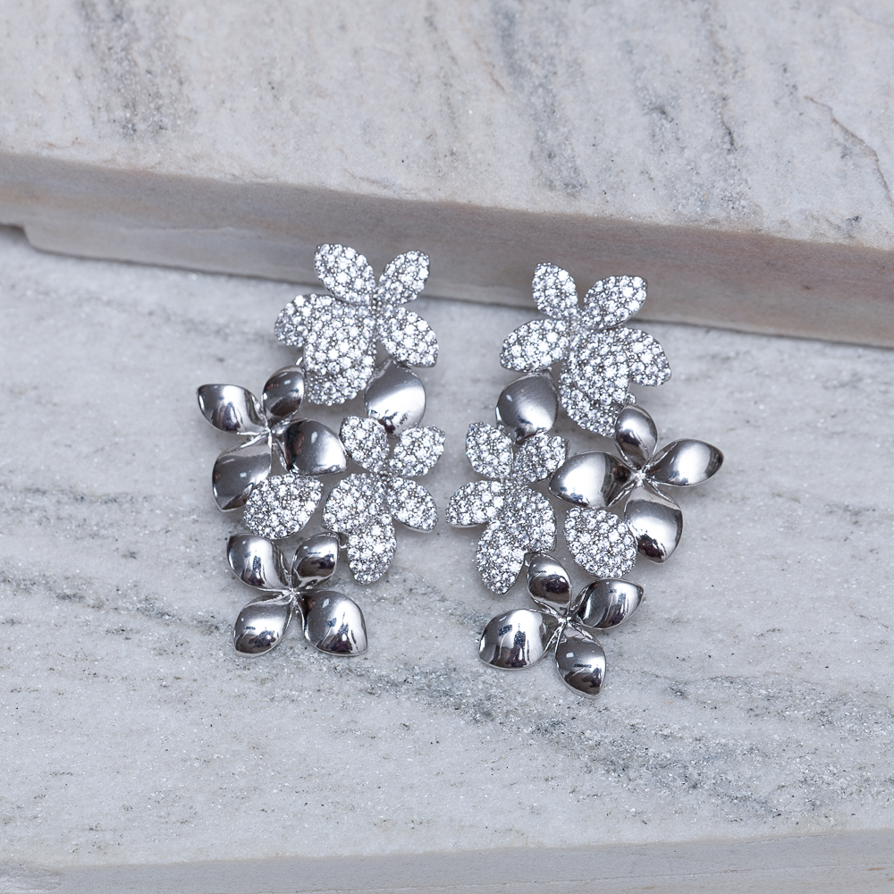 BRINCO FLOR CRAVEJADA COM ZIRCÔNIAS CRISTAIS BANHO RÓDIO BRANCO