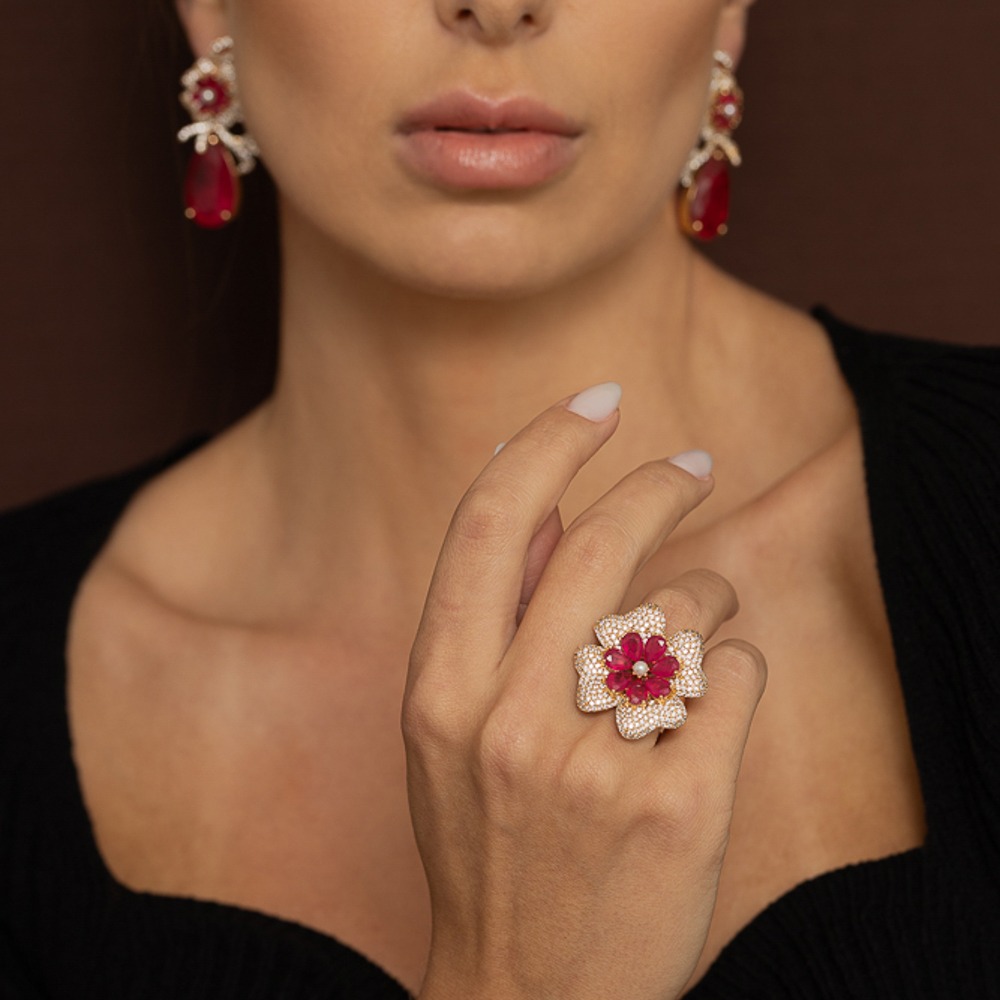 BRINCO FESTA FLOR COM PEDRA MARSALA BANHO OURO 18K