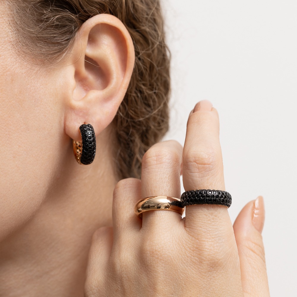 BRINCO ARGOLA COM ZIRCÔNIAS NEGRAS BANHO OURO 18K