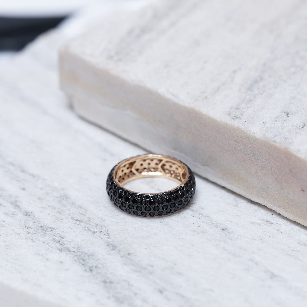 ANEL CRAVEJADO COM ZIRCÔNIAS NEGRAS BANHO OURO 18K