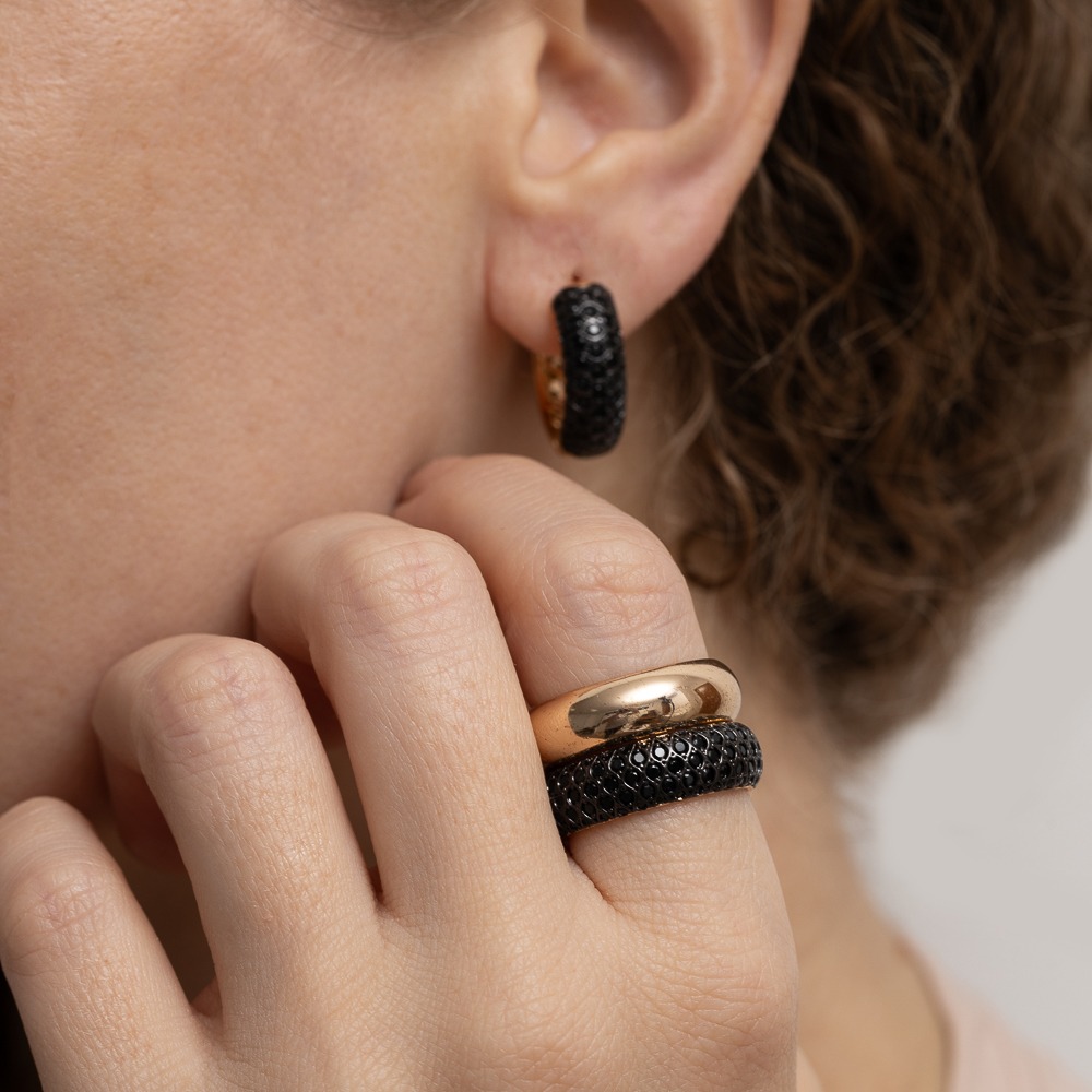 ANEL CRAVEJADO COM ZIRCÔNIAS NEGRAS BANHO OURO 18K