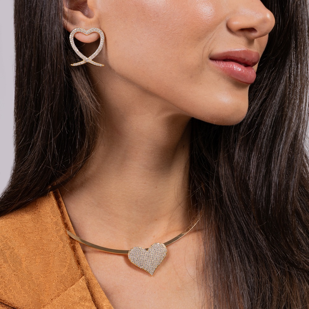 COLAR ARO ACHATADO COM CORAÇÃO CRAVEJADO BANHO OURO 18K