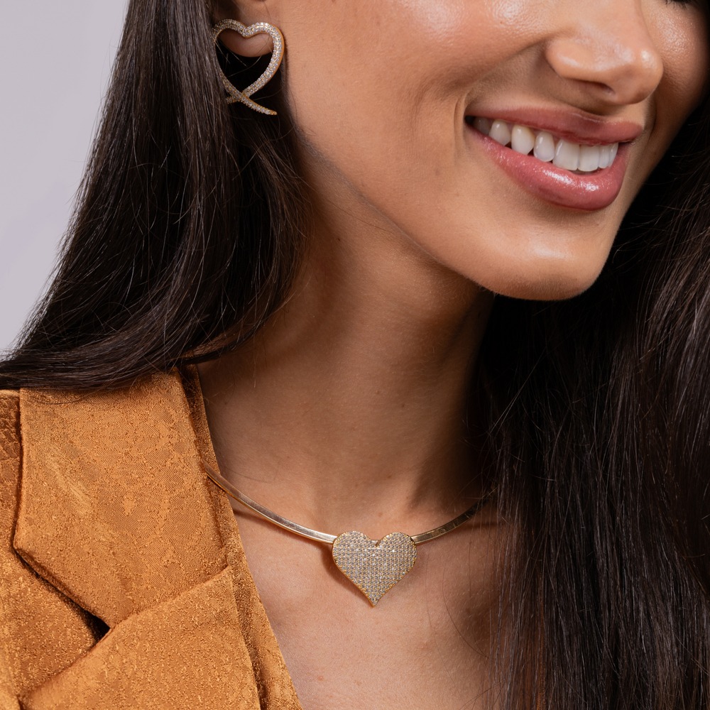 COLAR ARO ACHATADO COM CORAÇÃO CRAVEJADO BANHO OURO 18K