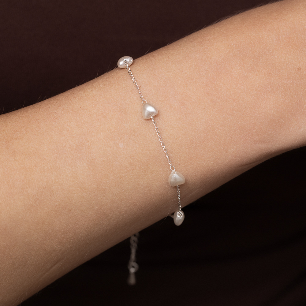 PULSEIRA COM CORAÇÕES EM PÉROLA BANHO PRATA