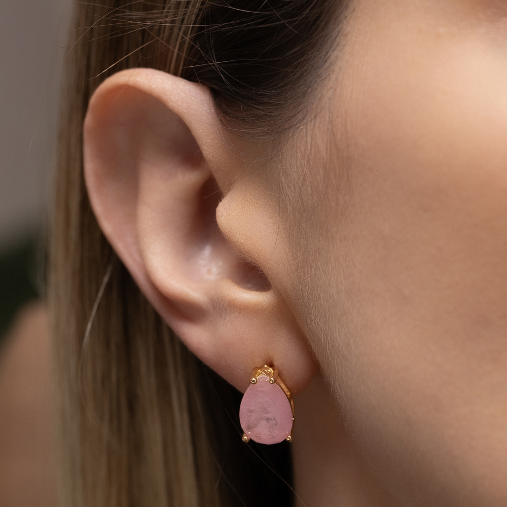BRINCO GOTA COM PEDRA ROSA IOGURTE BANHO OURO 18K