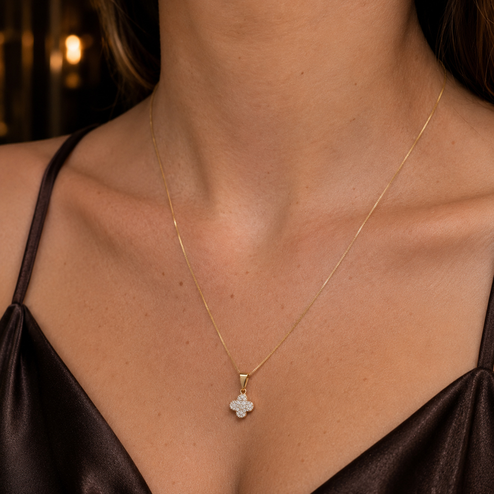 COLAR TREVO CRAVEJADO BANHO OURO 18K