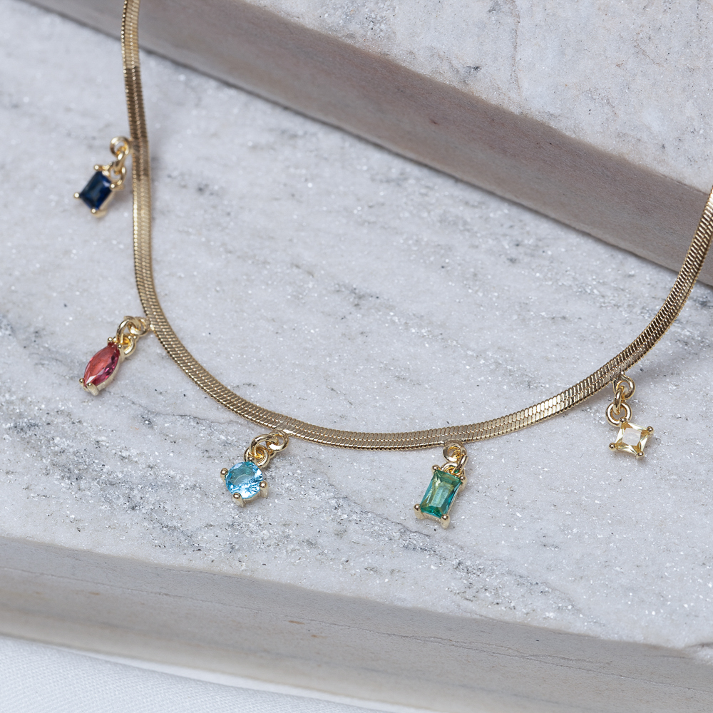 CHOKER FITA ESPELHADA COM PEDRAS COLORIDAS BANHO OURO 18K
