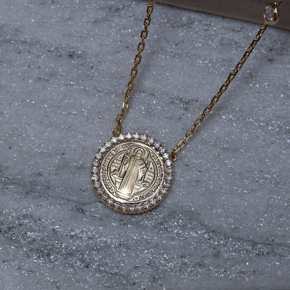 COLAR MEDALHA DE SÃO BENTO COM ZIRCÔNIAS BANHO OURO 18K