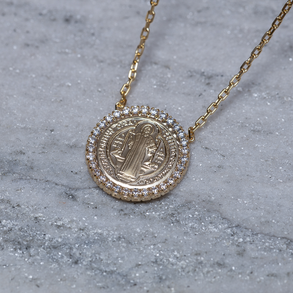 COLAR MEDALHA DE SÃO BENTO COM ZIRCÔNIAS BANHO OURO 18K