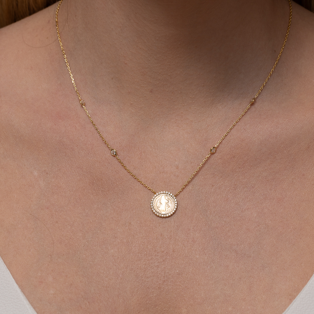 COLAR MEDALHA DE SÃO BENTO COM ZIRCÔNIAS BANHO OURO 18K