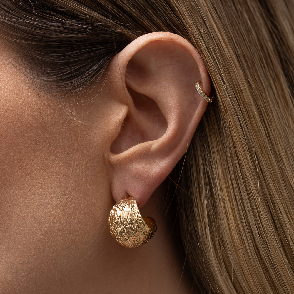 BRINCO MEIA ARGOLA TRABALHADA BANHO OURO 18K