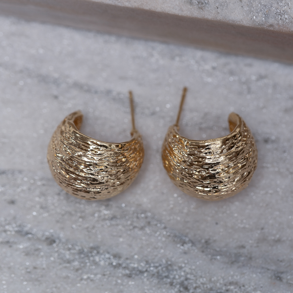 BRINCO MEIA ARGOLA TRABALHADA BANHO OURO 18K