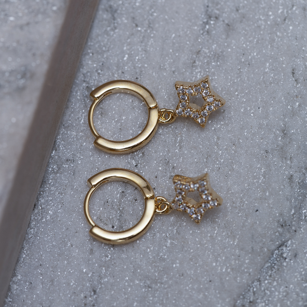 BRINCO ARGOLINHA PINGENTE ESTRELINHA CRAVEJADA BANHO OURO 18K