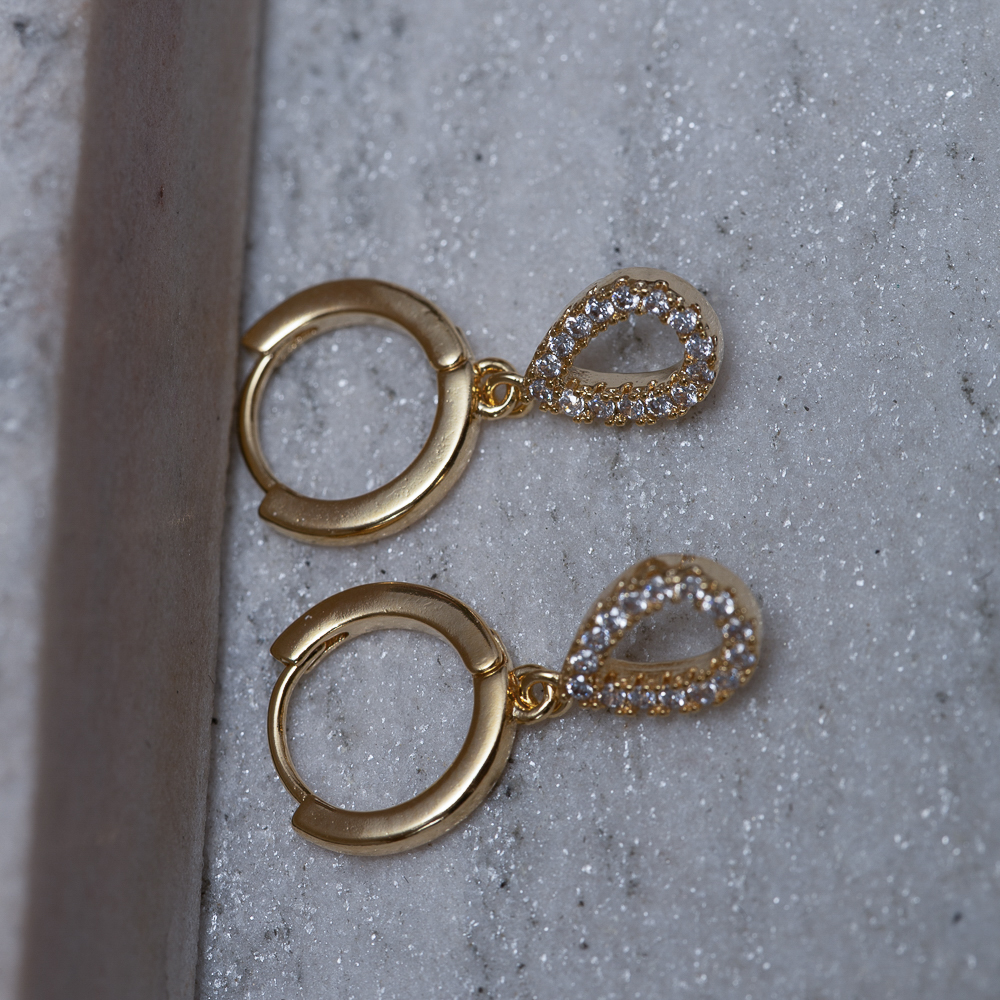 BRINCO ARGOLINHA PINGENTE GOTINHA CRAVEJADA BANHO OURO 18K