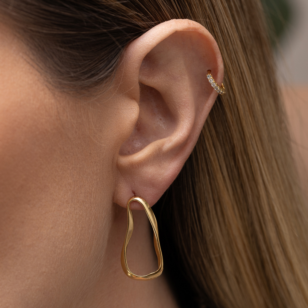 BRINCO ORGÂNICO PEAR VAZADO BANHO OURO 18K