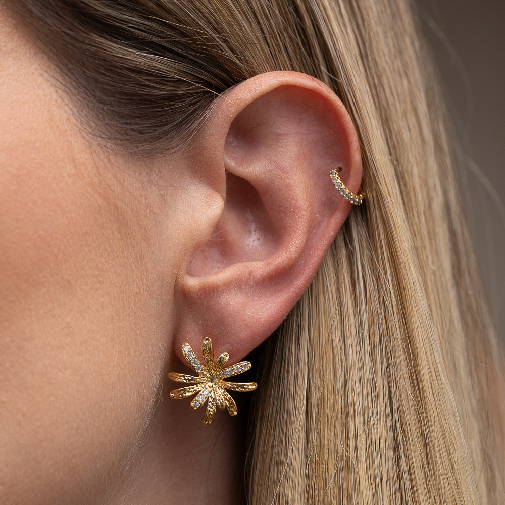 BRINCO FLOR ORGÂNICA COM ZIRCÔNIAS BANHO OURO 18K
