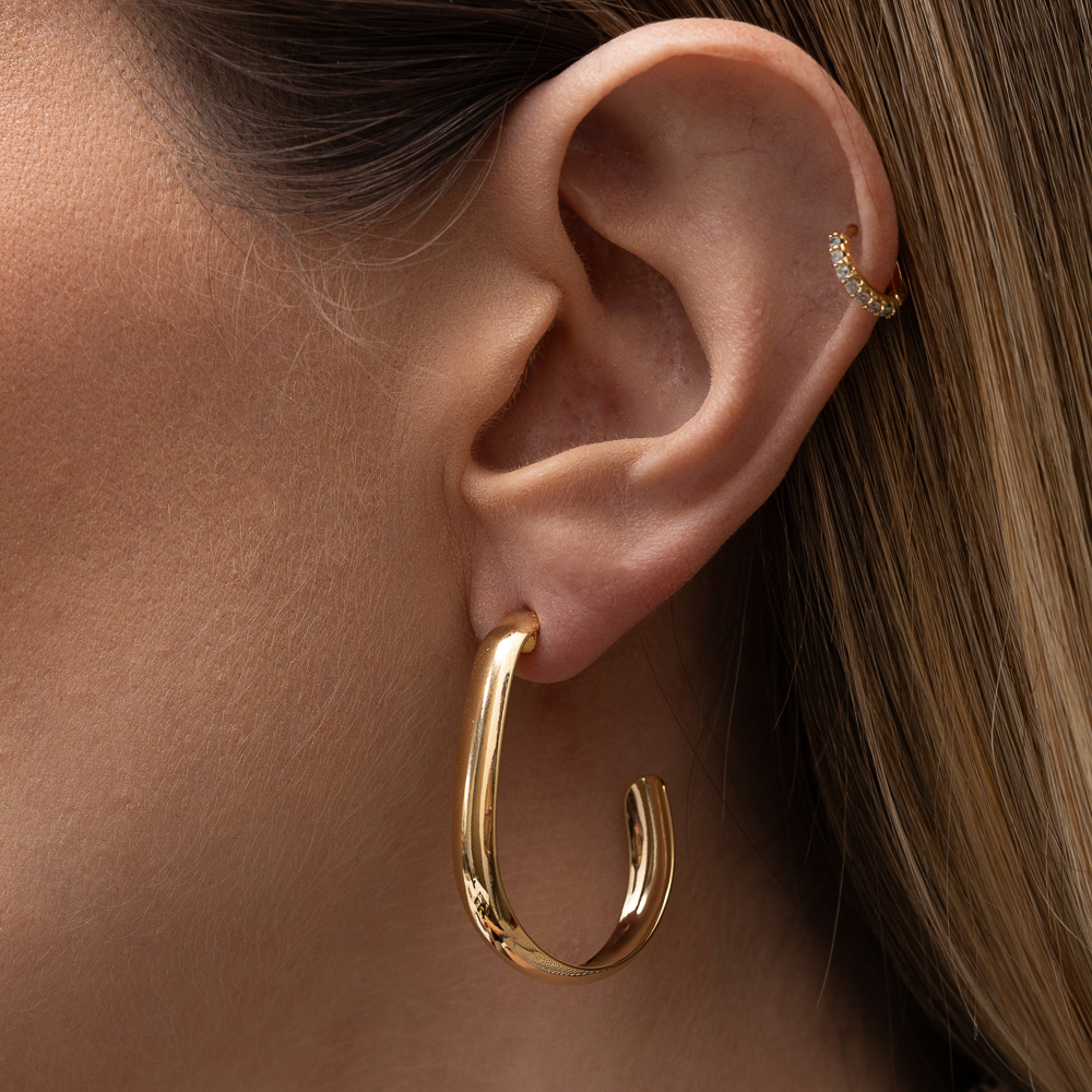 BRINCO ARGOLA OVAL LISA BANHO  OURO 18K