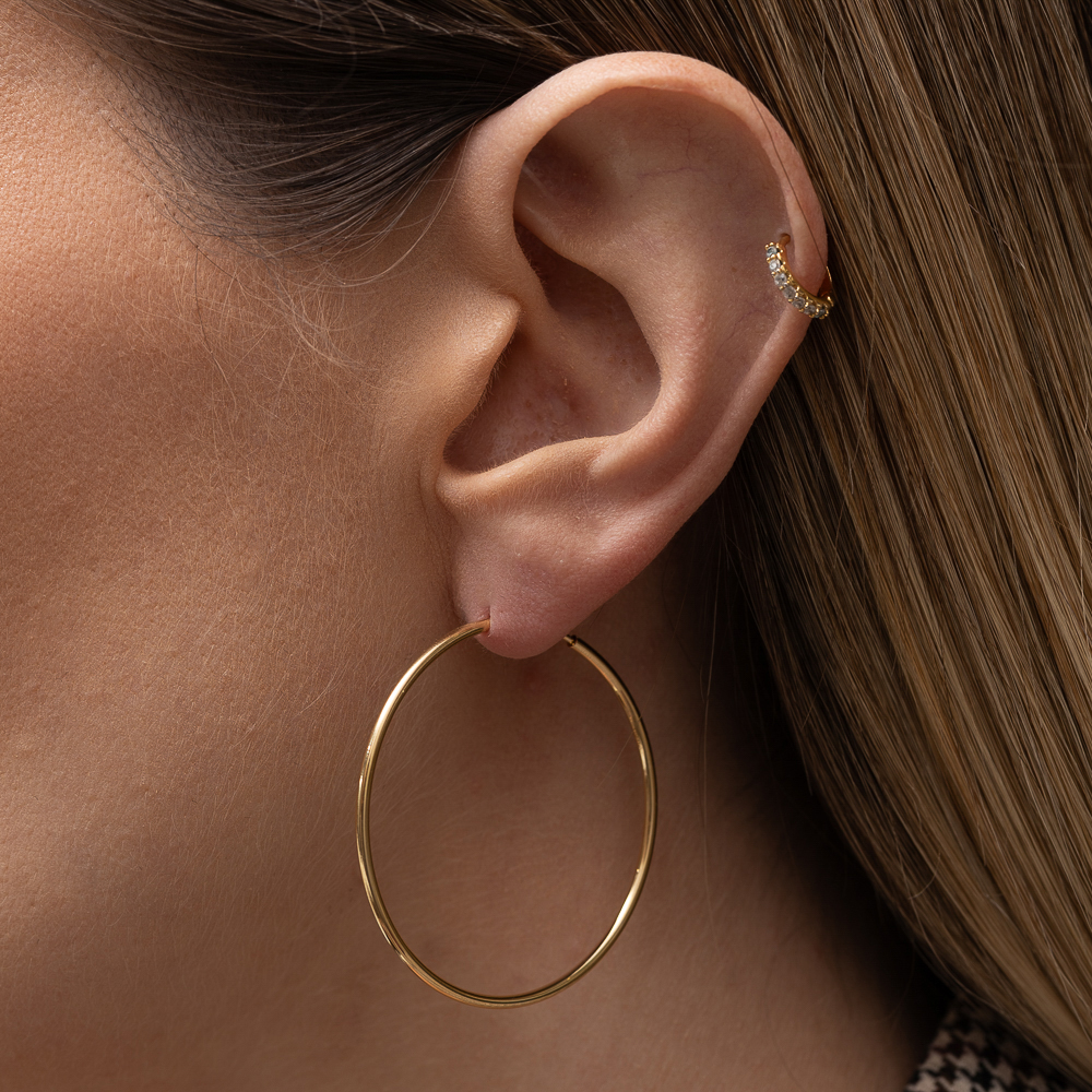 BRINCO ARGOLA FECHADA M BANHO OURO 18K