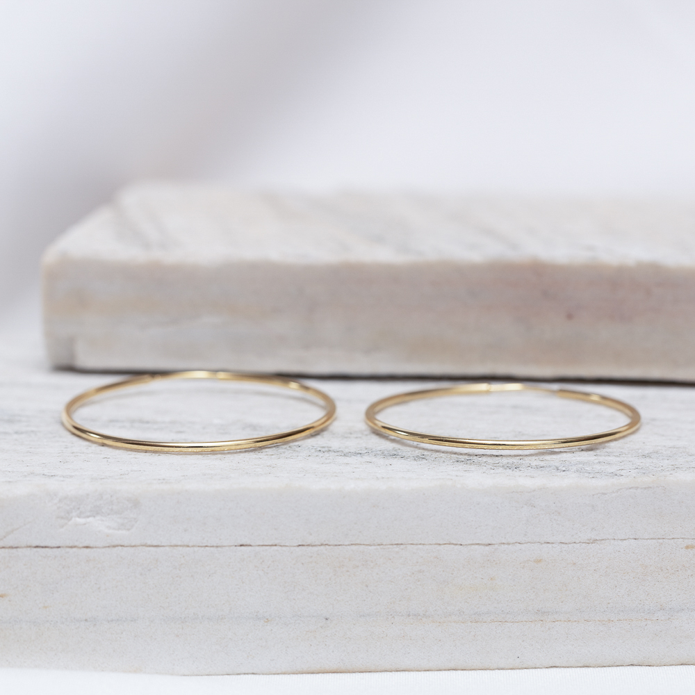 BRINCO ARGOLA FECHADA M BANHO OURO 18K